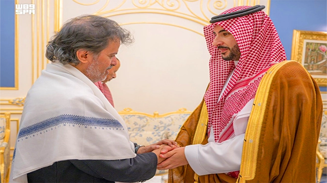 ​وزير الدفاع السعودي يقدم واجب العزاء بوفاة الرئيس هادي